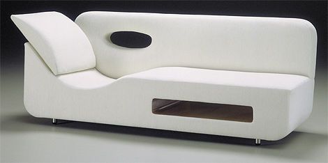 这款沙发最大的特点是整体的设计简洁大方但是却具有很强的艺术的美感