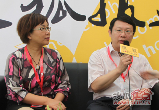 山东滨州市经贸委副主任李云峰(右)、山东滨州市纺织工业协会会长(左)