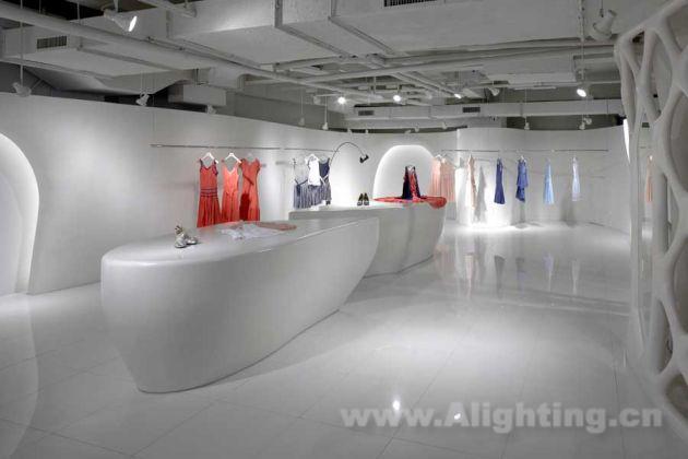 杭州浪漫一身服装店空间想象：走进未来的世界