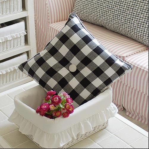 优雅的黑白格纹抱枕拥有田园风格的质朴和素净高雅的感觉