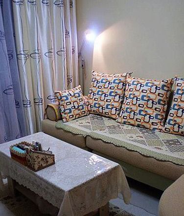 客厅，简易的落地灯，亚麻布的沙发套，简易的茶几