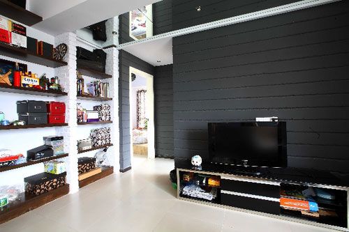 客厅拥有一整面的收纳墙，以黑白两色为主，突出时尚感
