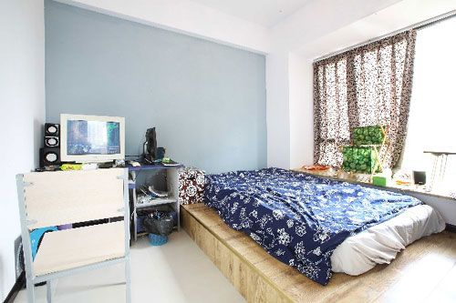 卧室，蓝色为主，冲击力比客厅柔和很多