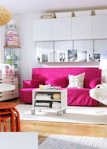 桃红色的双人布艺沙发满足了使用的舒适程度，整个客厅的家具布置比较宽松，这样不容易磕碰