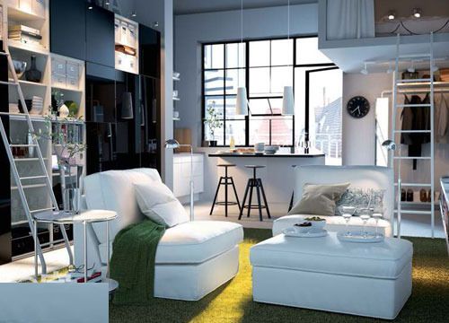 草色的地毯与大量的白色家具搭配，很好的提高了客厅的明亮度