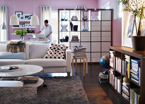 在众多中性色的装点中，一整面粉色的墙壁让客厅的风格变得年轻化