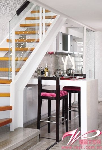 让楼梯下的畸零空间变身厨房延伸区，开辟完美餐台。