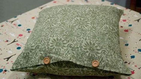 这款绿色花纹抱枕采用亚麻材质，舒适有质感