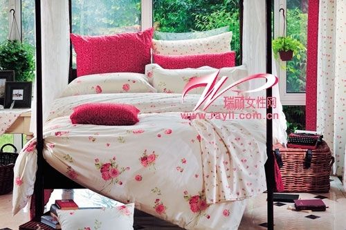 粉红碎花床品和窗帘布满房间每个角落