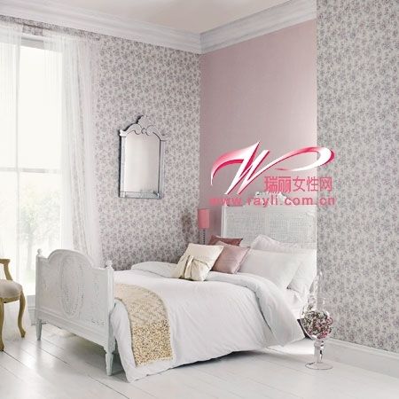 纯白色和碎花结合丰富的卧室空间的层次感