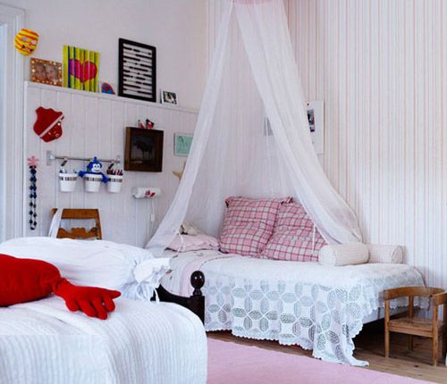 白色的床品和粉色的靠包打造出卧室里温馨浪漫的情调
