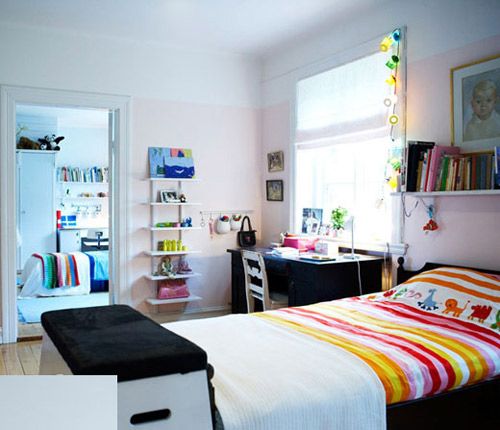 暖色调的彩色条纹拼接，不同层次地提升卧室的春意