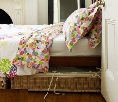 抽象的小提花图案布满床品表面，同时枕套与被面与之相搭配，全棉质地非常舒适，整个卧室都被春意盎然所包围