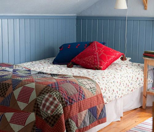 珍珠白的床品奠定了卧室干净单纯的色调，有着艳丽的色彩明度的被面图案以花朵为主题