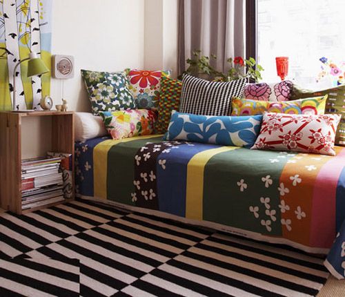 彩虹色自然过渡的条纹装饰，使得床品整体简洁而具有动感