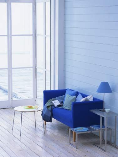 浅色木地板搭配幽静的蓝色系家居，在炎炎夏日，宛如一掬清水，冰凉舒爽