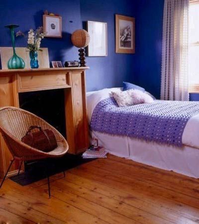 充满了自然清新的卧室空间，带着神秘色彩的深蓝色背景墙与床品一致，给卧室空间加入了清爽新鲜的气息