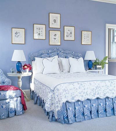 清爽的蓝色在炎炎的夏日里最受欢迎，床头对称的装饰 画简约素雅，在蓝色背景墙的衬托下，更加清爽新鲜