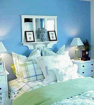 蓝绿色的卧室空间，白色家具在蓝色背景墙的衬托下，更加清爽简洁