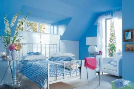 海蓝色的背景墙打造出的卧室空间，用墙壁的颜色来重点改变卧室的面貌
