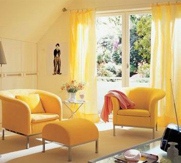 浅米色的墙壁+鹅黄色的落地帘有种在海滨度假的感觉，而同色系的沙发和地毯让人有种拥抱阳光的冲动