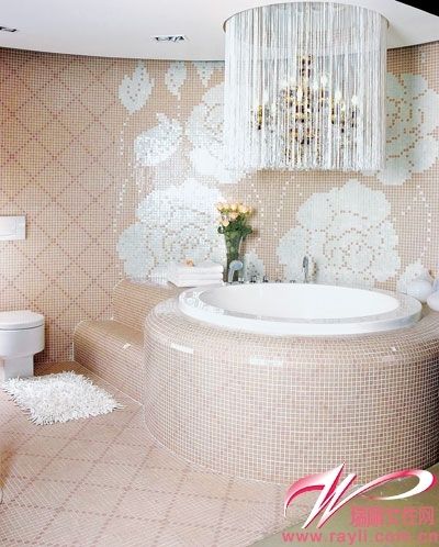 淡粉色马赛克铺贴整个浴室