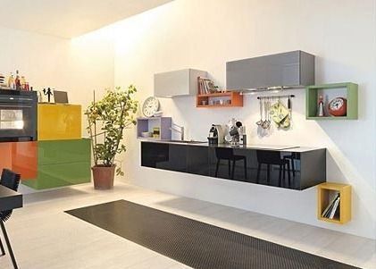 靓丽的烤漆板和彩色置物架在餐厨区相互搭配，让开放式的装饰空间和封闭式的收纳空间相互穿插