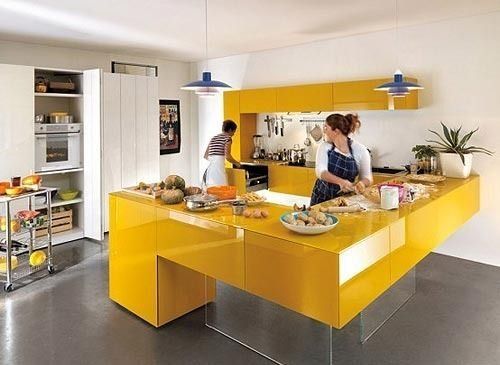 充满阳光活力的明黄色烤漆板橱柜，让烹饪的厨房显得明亮光鲜