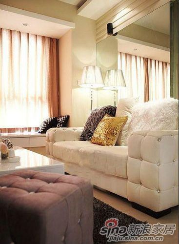 客厅沙发这边的角落，沙发是白色的，我个人比较喜欢这种白，干净舒服