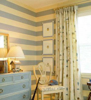 结合家居墙面色彩，搭配上一款相同色系的印花窗帘，使居室整体色彩、美感协调一致