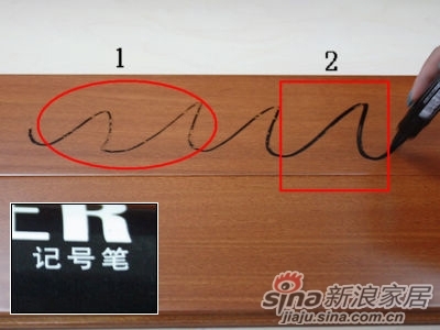 评测员用记号笔在此款地板上涂抹，1号位置的笔迹明显细于2号位置的笔迹。