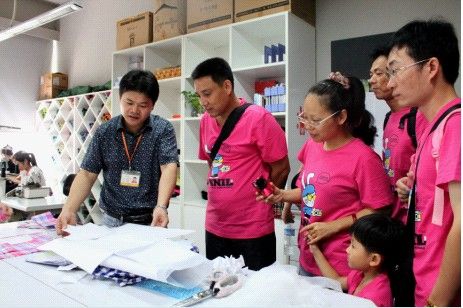 在深圳，安奈儿活动方还特意邀请会员们参观了“兔子窝”（安奈儿公司总部），了解安奈儿童装的制作过程并就家长们最关心的安全问题给予解答