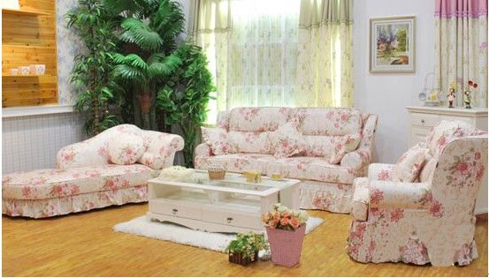 粉红碎花的田园布艺沙发给整个客厅带来活泼清新的信息
