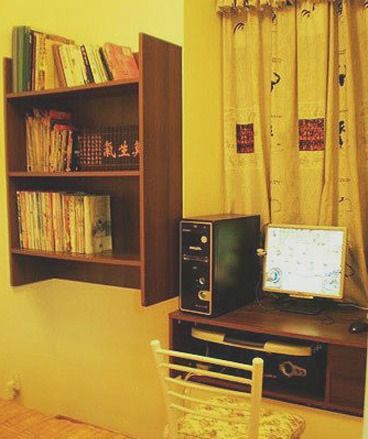 在卧室弄一桌子当书房了，强上的壁柜用来放书