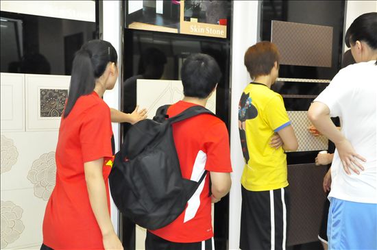 图为中国女篮在参观L&D陶瓷皇室珍皮的展厅