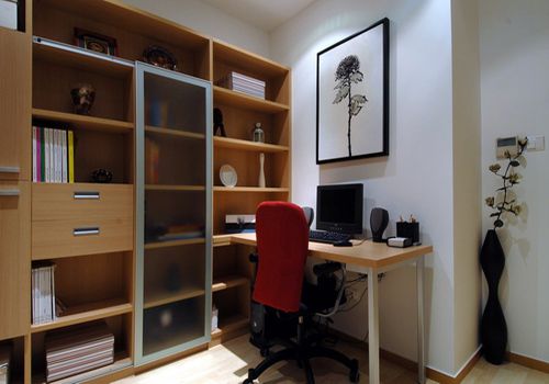 在书房这个狭小的空间内，实用性极强的储物柜，整体的留白可以集中注意力
