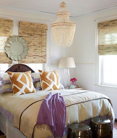 卧室以一片纯净的白色作为空间基调，睡床上或大面积的黄色被单，或小范围的紫色披毯点缀，两种清浅色调的适度对比运用让整个卧室显得浪漫而旖旎