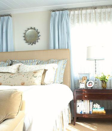 这个卧室在天然丝绸靠包的映衬下显得格外温馨典雅。浪漫与经典的传承，花案与色彩的搭配，时尚与淳朴的融合，使得原本看似平常的卧室空间瞬间拥有了永恒的美感