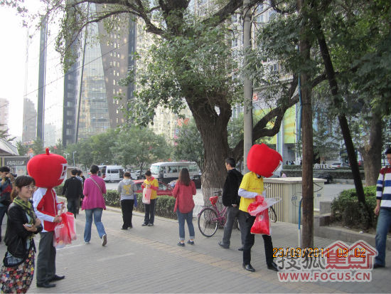 京城CBD商圈现“苹果达人” 红苹果幸福接力晒再度袭来