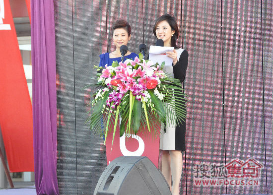 著名主持人许戈辉和春妮担任开业庆典主持人