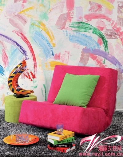 玫红色可爱沙发绿色靠包，五彩斑斓的涂鸦墙面，让这处空间倍显童真。