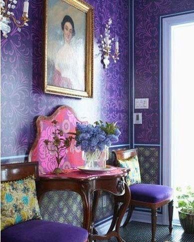 紫色花纹壁纸铺贴的墙壁让这个原本平庸的玄关变得引人注目起来