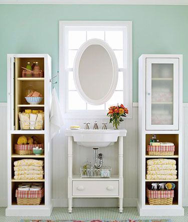 浴室专用的柜体能克服卫浴空间普遍存在潮湿的问题，这种细长型的木质柜体十分常见，通常会搭配透明门板让收纳物品及属性一目了然