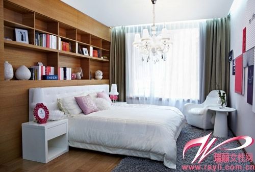 纯白色床具、床品和床头柜提升空间轻盈感