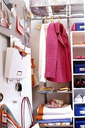 叠放区是衣柜里最常用到的地方，为了能让它更好更多的存放衣物，带有很多隔板的衣柜，不仅巧妙的隔出了分明的层次，并且配以整齐的收纳盒，给人感觉方正有条理