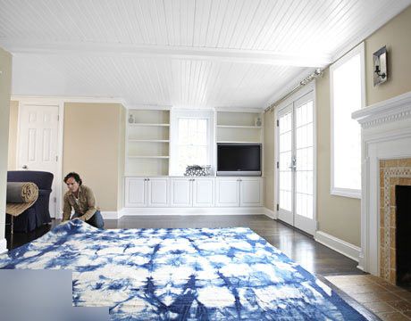 蓝色的扎染地毯能为居家带来动感活力，而此款地毯质地细密，具有保暖、体感柔软，将以另一种更温软、更柔和的姿态，带来宁静和舒适的享受