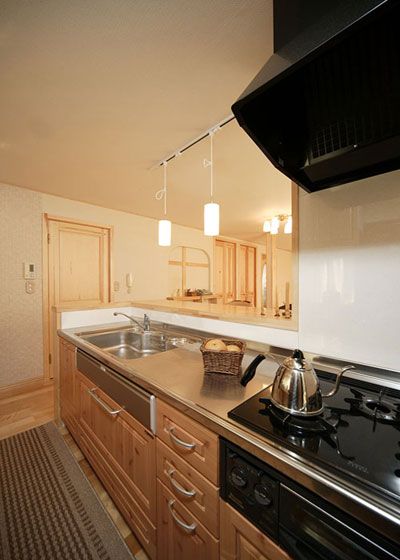 厨房用的是配合整间屋子的松木纯色素材，色调柔和