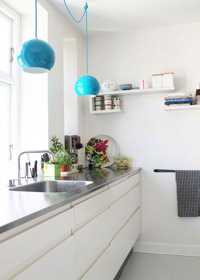 采光良好的厨房，用天蓝色的吊灯来添加厨房的清新自然感