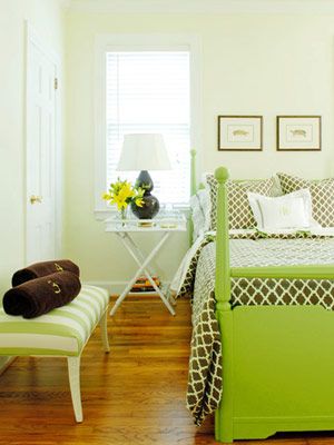 包括样式精致的床、时尚的条纹长凳，只是把绿色换成深褐或者白色，会是什么样子