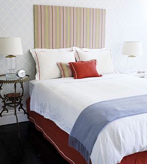 枕头由红与粉混合出浓重质感，蓝色格子状的壁纸为粉红的床头板预设了一个有趣的背景